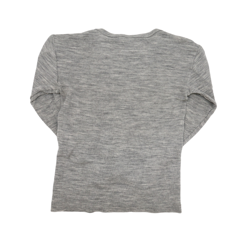 Engel Natur Langarmshirt aus Wolle und Seide in Grau für Kinder, getragen von einem kleinen Modell, mit weichem Stoff.