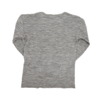 Engel Natur Langarmshirt aus Wolle und Seide in Grau für Kinder, getragen von einem kleinen Modell, mit weichem Stoff.