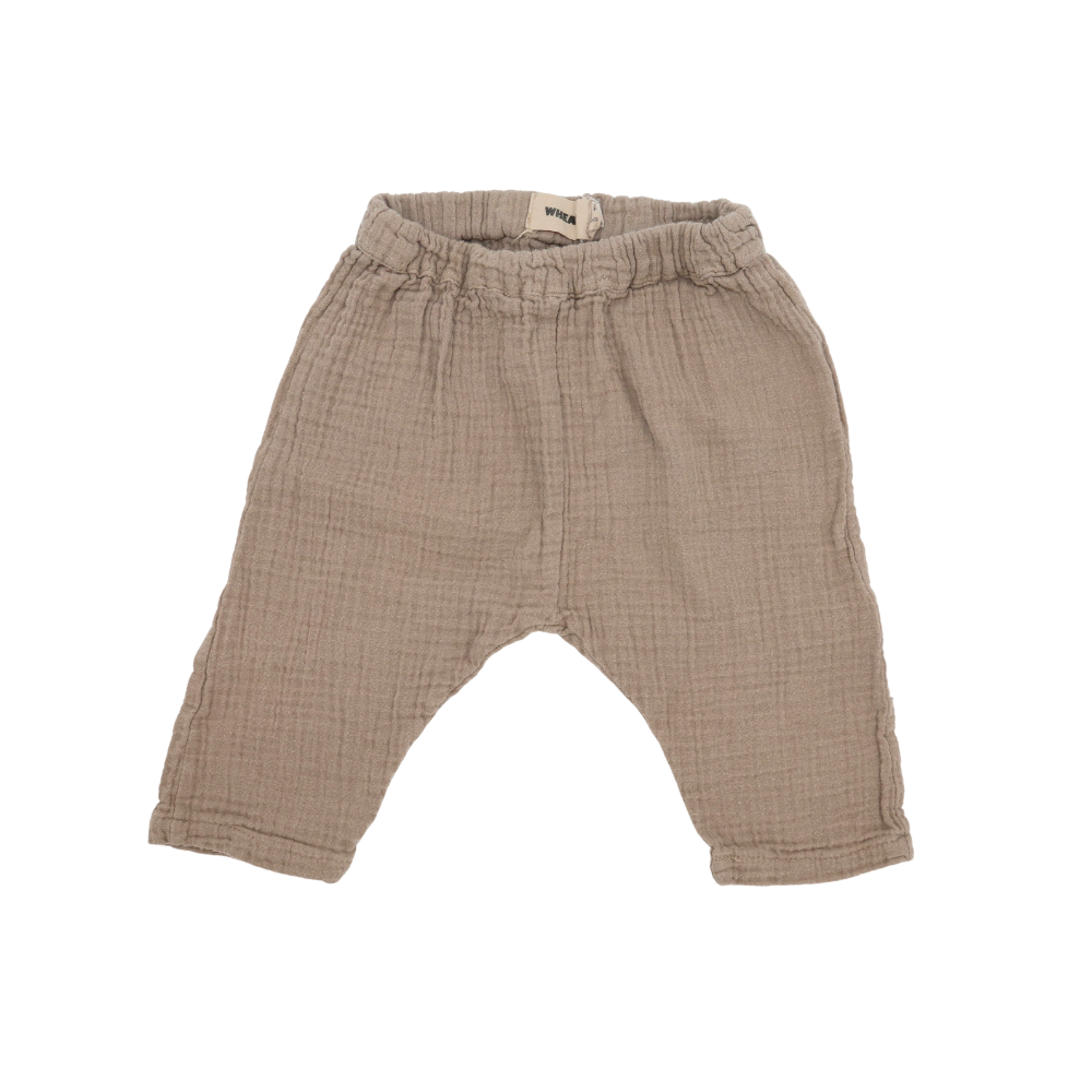 Beige lange Hose von Wald-Rabauken aus Weizenstoff, Größe 68, auf einem Model getragen.